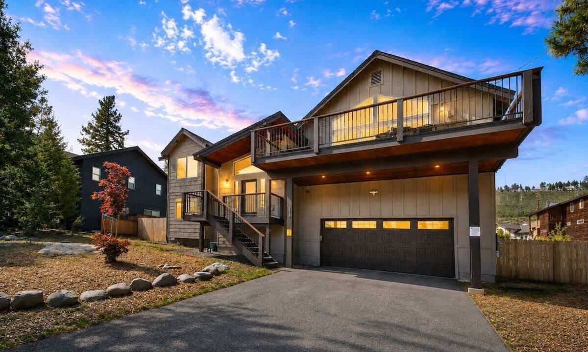 Mountain View Estates Cabin | Mountain Base Camp: Hot Tub, Game Room, Air Conditioning, High-end and Equipped Kitchen, Pets