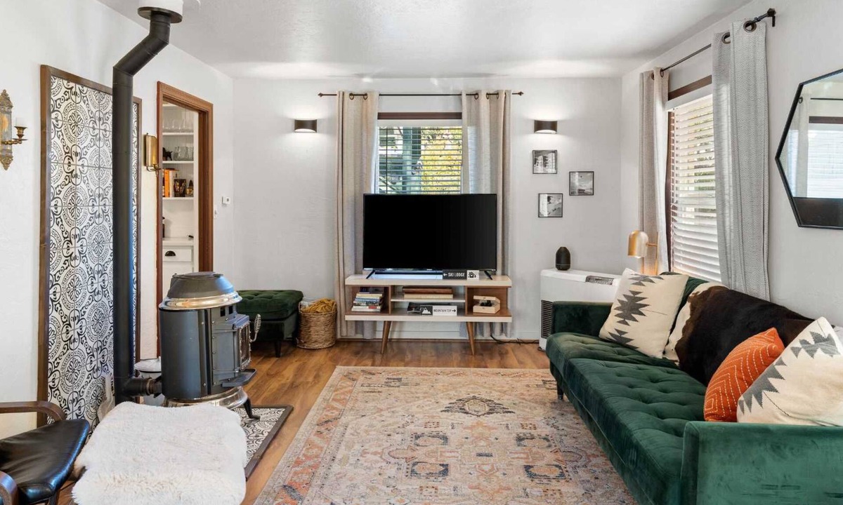 Dunsmuir House | Mountain Bungalow near Mt Shasta and Waterfalls