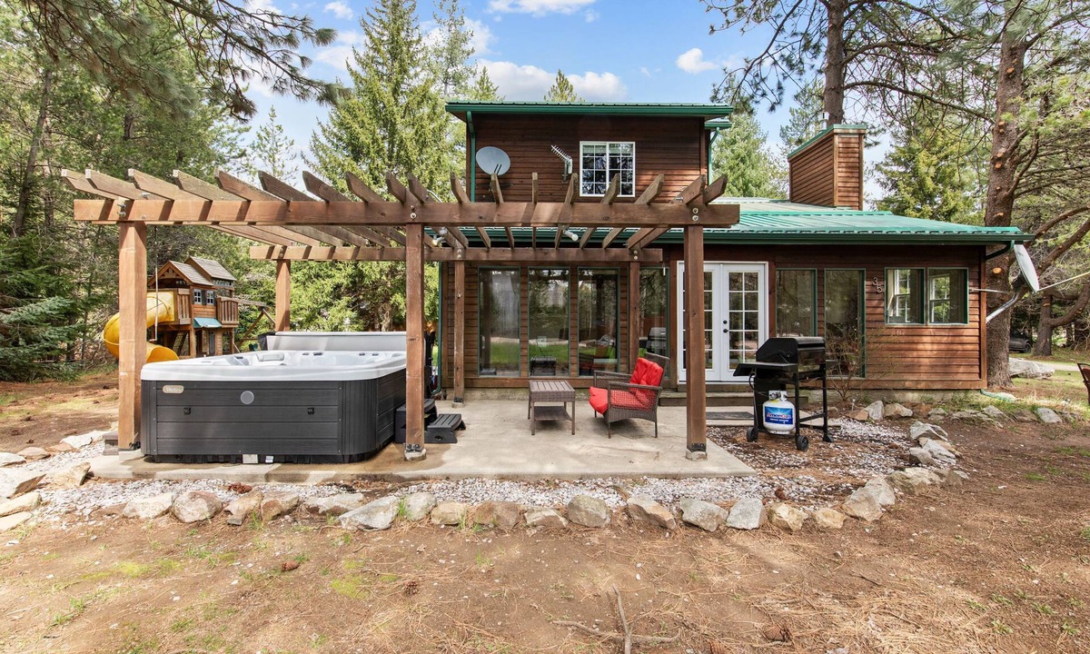 Sandpoint House | Mountain Escape w/Fireplace & Hot Tub