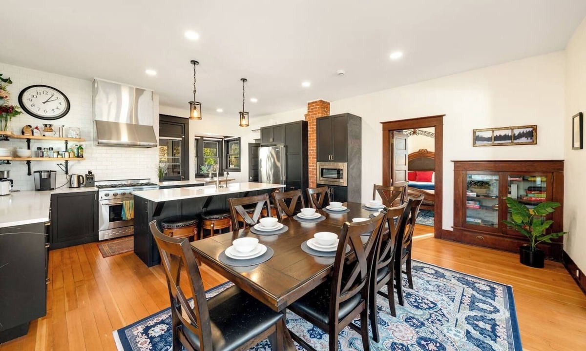 Sandy House | Mountain Manor in Sandy| HotTub |3KingBeds| MtHood