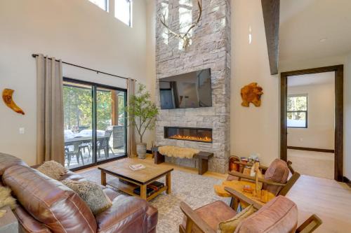 Kingvale House | Mountain Modern and Spacious, Close to Everything!