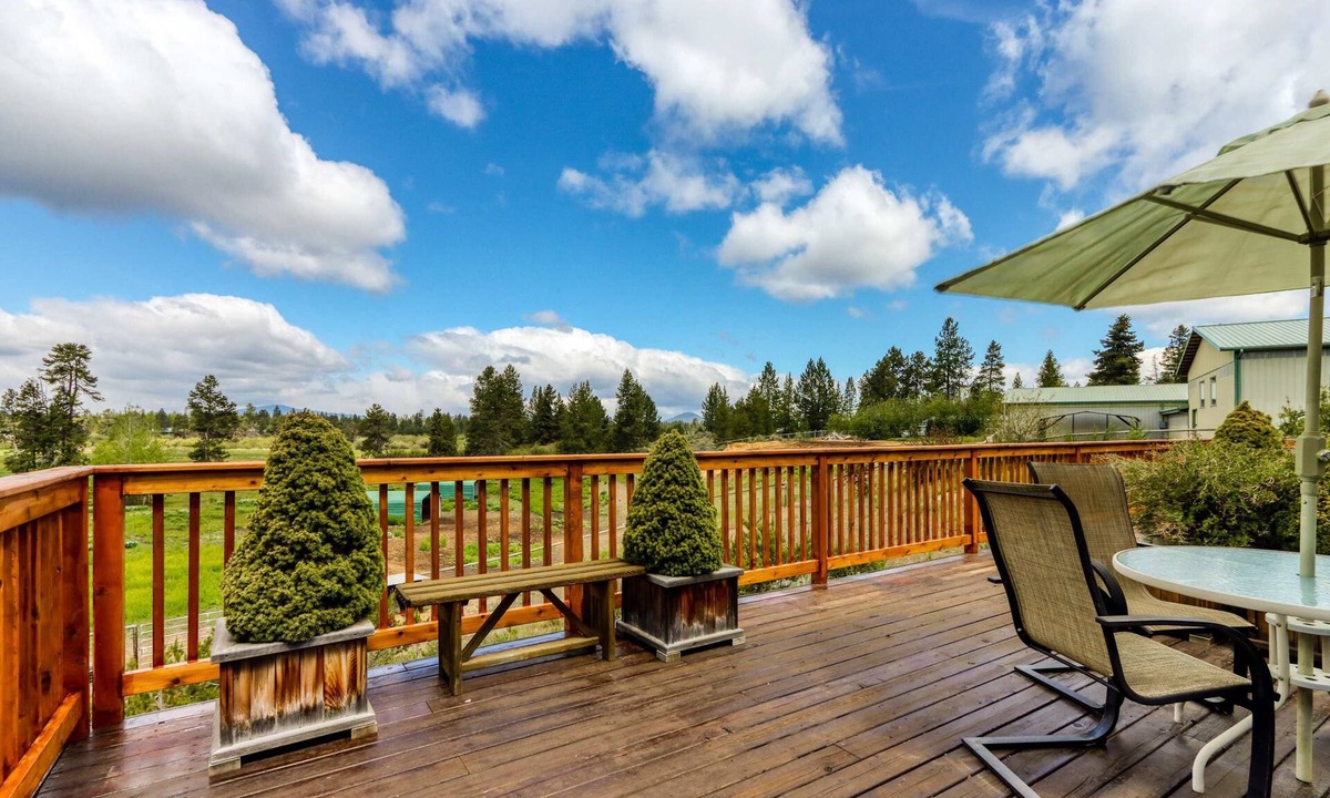 La Pine House | Mountain-view retreat with deck, grill & washer&dryer