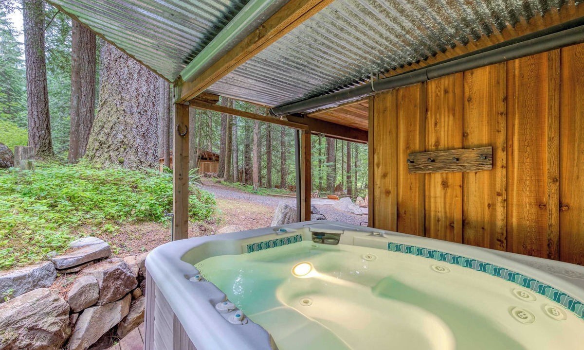 Rhododendron Cabin | Mt Hood lodge in Forest Setting with Firepit & NEW Private Hot Tub