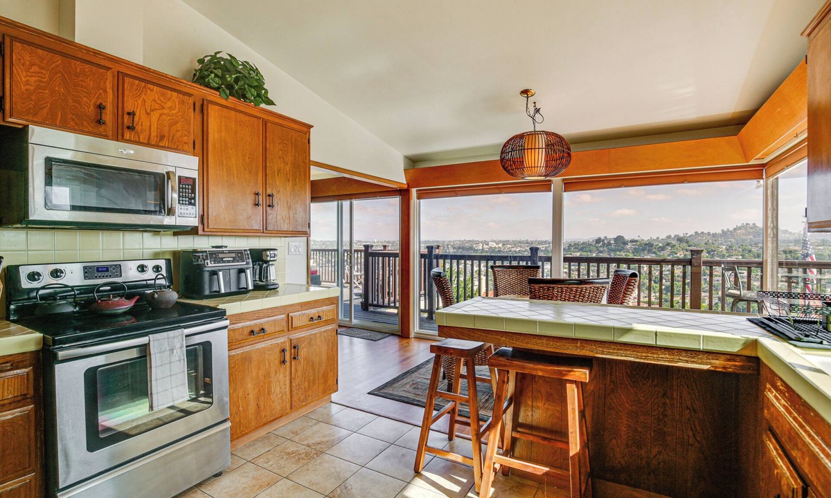 La Mesa Cottage | Mt. Nebo Oasis in La Mesa w/Wraparound Deck