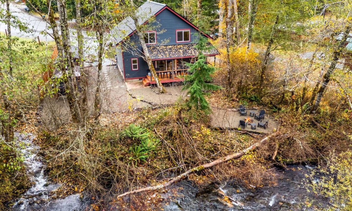 Paradise Estates Cabin | Mt Rainier-Creek-Sauna-Cold Plunge-Hot Tub-Gym-EV