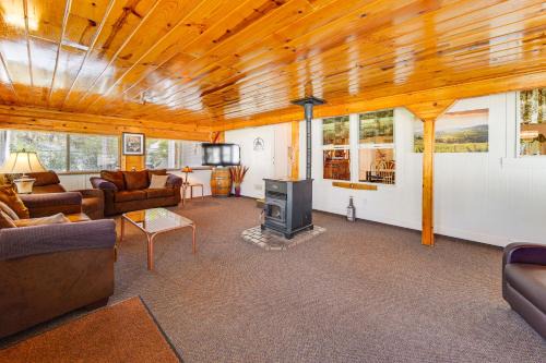 Redding House | ‘Mtn Gate Guest House’ ~ 6 Mi to Shasta Lake!