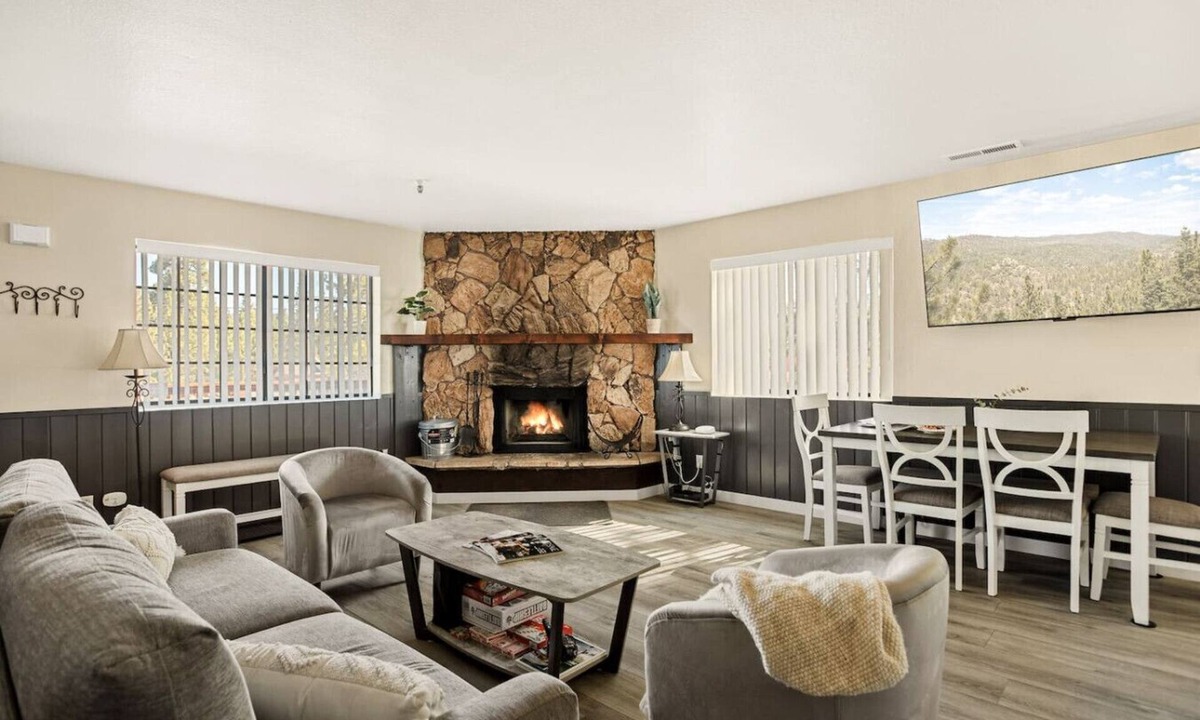 Summit Estates Apartment | Mtn-view condo near Snow Summit w/Fireplace & Deck