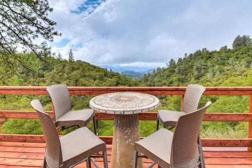 Coulterville House | Mtn-View Coulter Escape w/Rustic Tree Lookout
