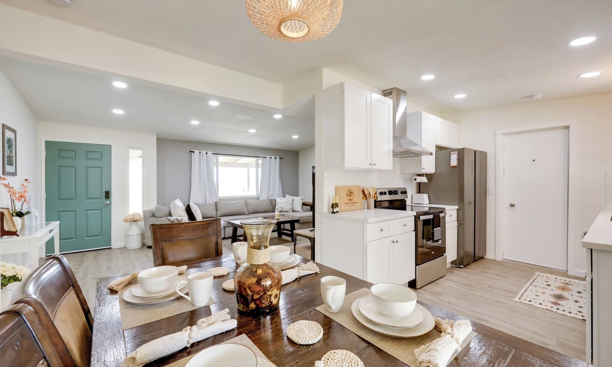 Joshua Tree Cottage | Mtn-view Home w/Hot Tub: 8 Mi to Joshua Tree!