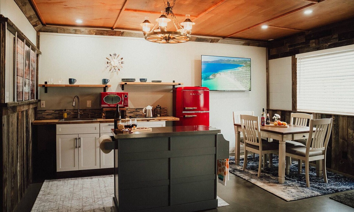 Merlin Apartment | MyFarm Stay/Rustic Barn Charm with Modern Comforts/walk to dining. Pet-Friendly!