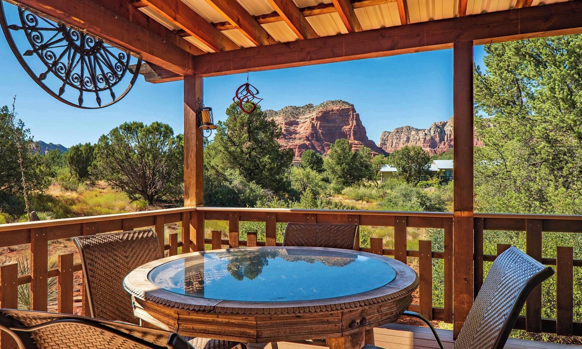 Oak Creek House | Myrinn–Spa Tub & Deck w/Panoramic Red Rock Views
