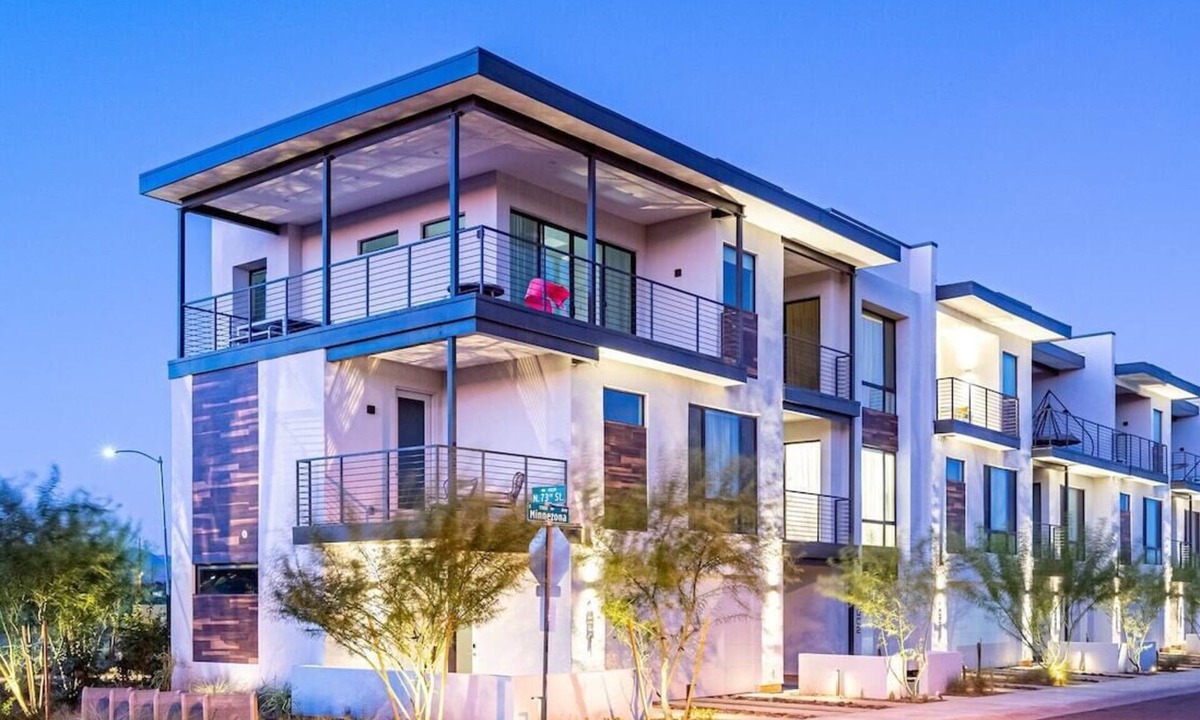 Entertainment District Apartment | MZLUX Walk to Everything, Luxury Townhouse