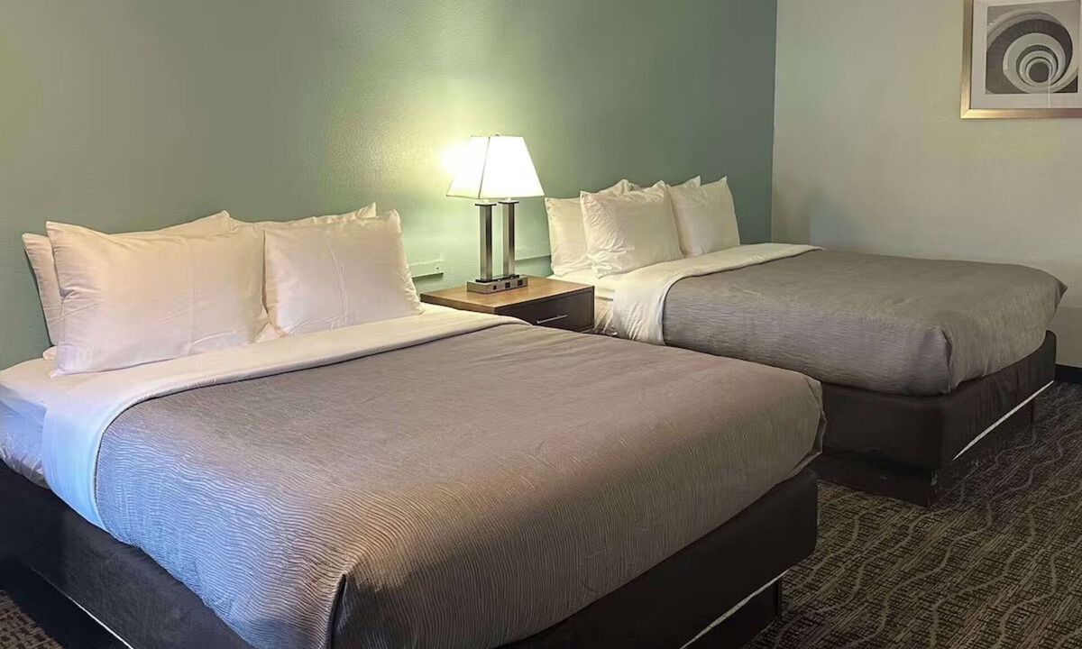 Fairfield Hotel | Napa Valley Stay Queen Studio w/Breakfast & Pool