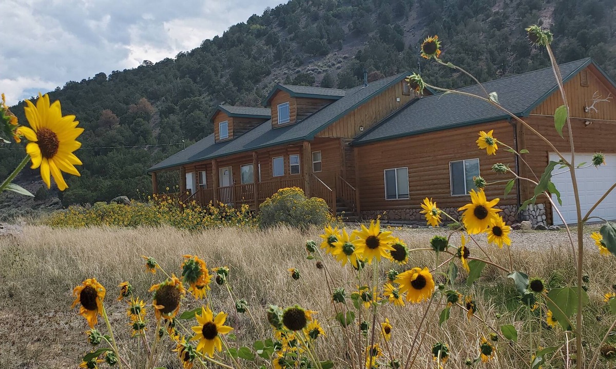 Parowan Cabin | National Park Central | Cozy Cabin Adventure Base | Fire Pit and Deck