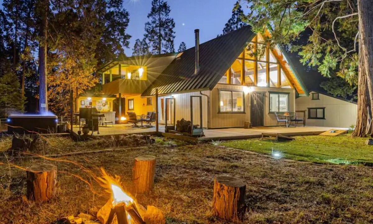 Mariposa Cabin | Near 2 Yosemite Entrances - Hot Tub - Fire Pit - Wood Burning Stove - Pets OK