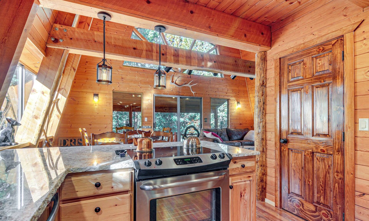 Duck Creek Village Cottage | Near National Parks: Duck Creek Cabin Retreat
