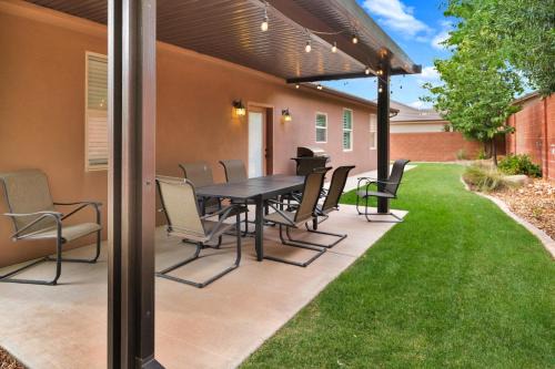 La Verkin House | Near Zion 3BR Sleeps 8 RV Trailer Parking