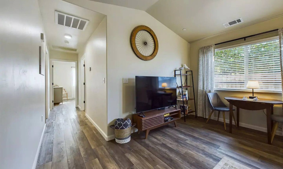 McKinleyville House | Neighborhood Hideaway