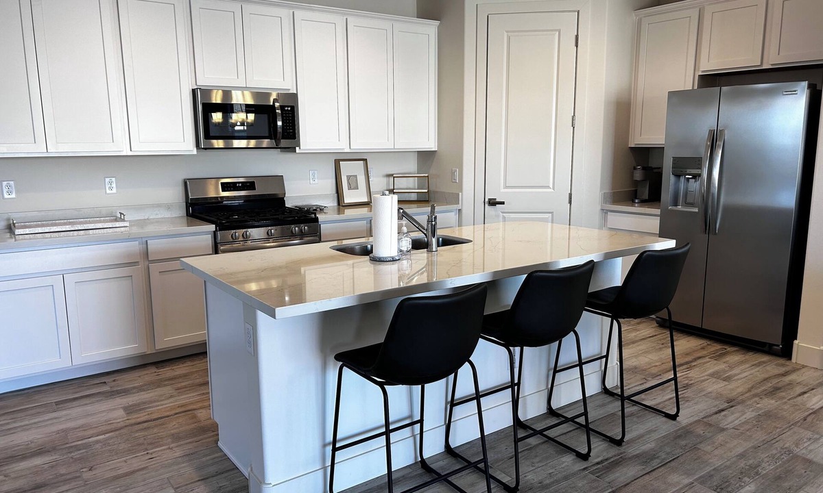 Maricopa County House | New 3-bedroom home in Litchfield Park w outdoor area. Close to hiking and golf