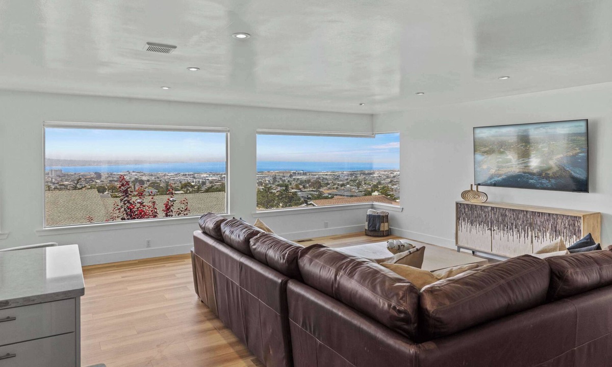 Seaside House | New 3B 3BA Panoramic Ocean Views 30 Night Min