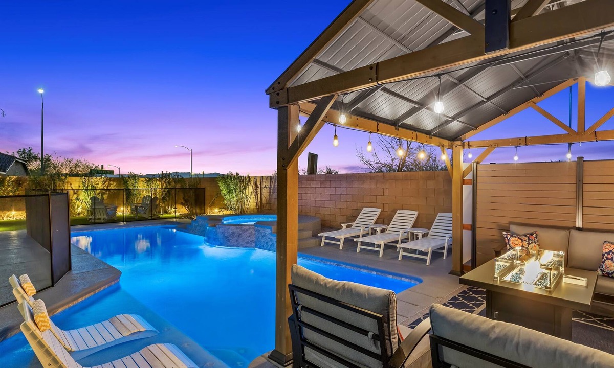MacDonald Highlands House | NEW-5BDRM-All KING BEDS-Heated Pool-Vegas Theme