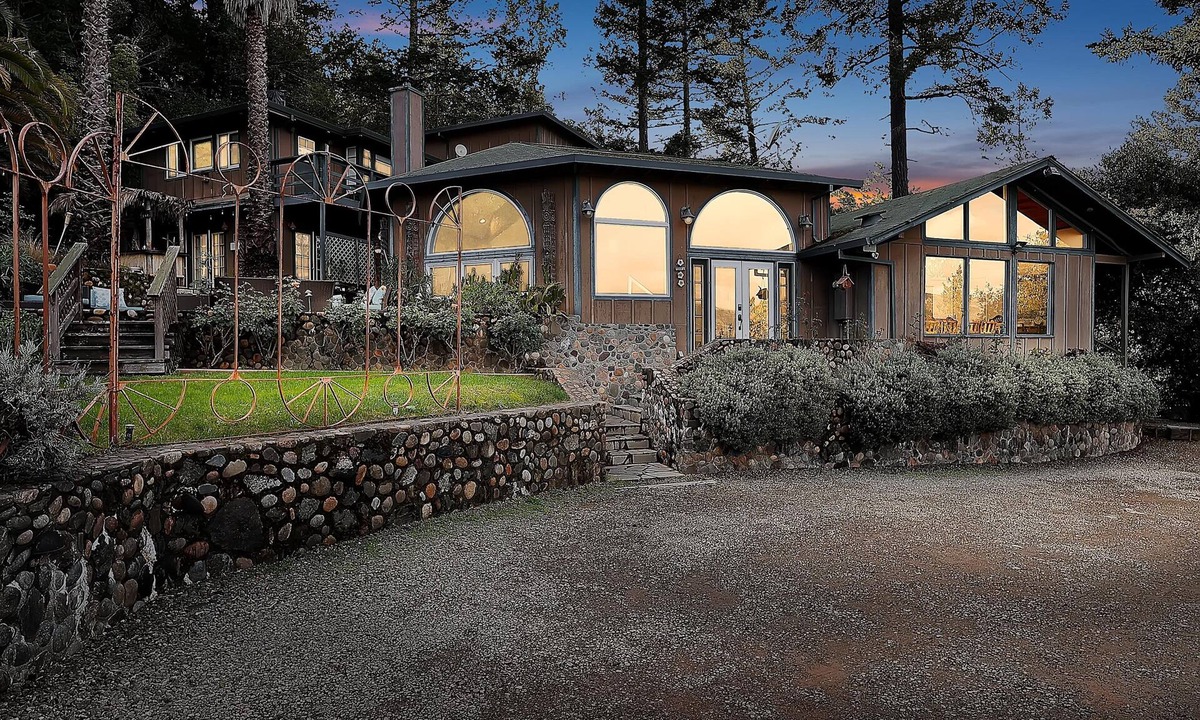 Geyserville Villa | NEW! Adventure Alexander Valley Lodge with Pool & Hot tub