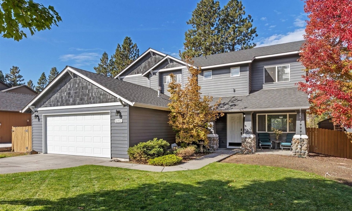 Southern Crossing House | New! Beautiful 5 Bedroom Retreat | Hot Tub | Backyard