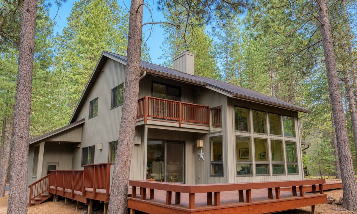 Black Butte Ranch House | NEW Black Butte Ranch Retreat 3BR+loft & AC Walk to Glaze Meadow