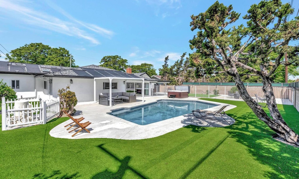 Southwest Anaheim House | New Cheerful Stylish Villa - Pool, Spa, Mini Golf, Fire pit, Walk to Disneyland
