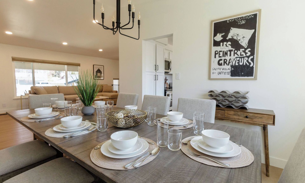 Mira Loma House | NEW! Chic+Cozy, Sleeps 14, King Bed, Work Desk, Tahoe 30 min, Mt Rose Ski 20 min
