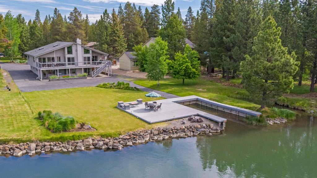Three Rivers House | NEW LISTING Riverfront Retreat Peaceful Luxury on the Deschutes River