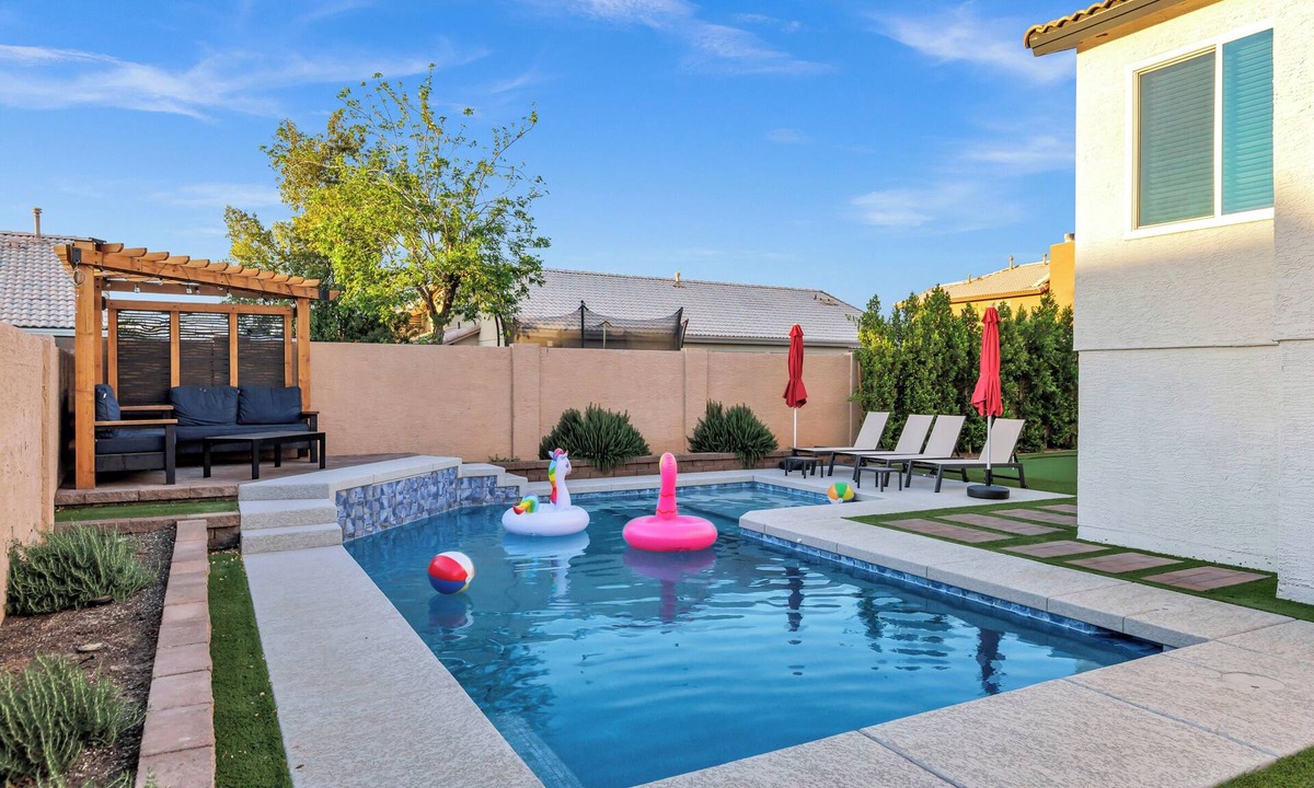 Sweetwater Place House | NEW! Luxe Vacation Getaway - heated pool and putting green