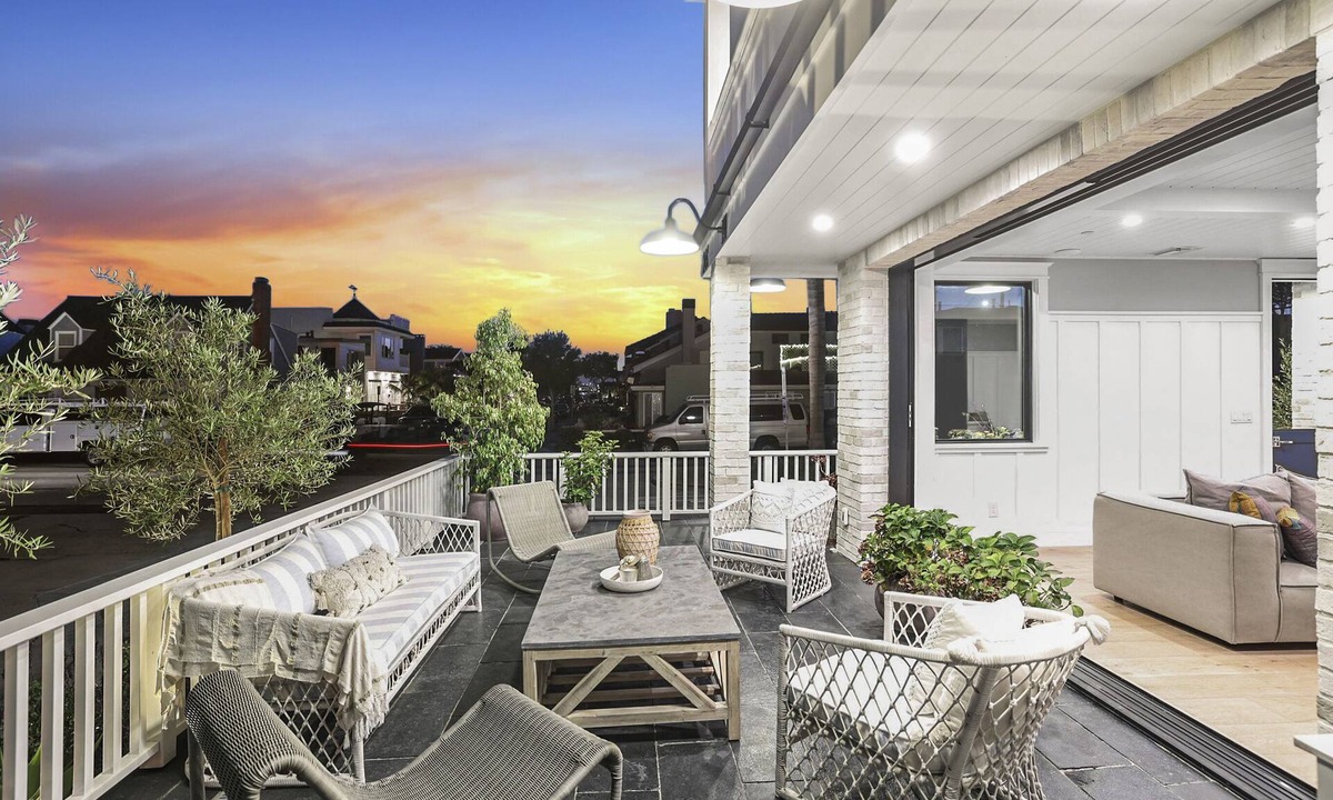 Balboa Island House | New Modern Beach House on Balboa Island with huge rooftop deck and massive spa!