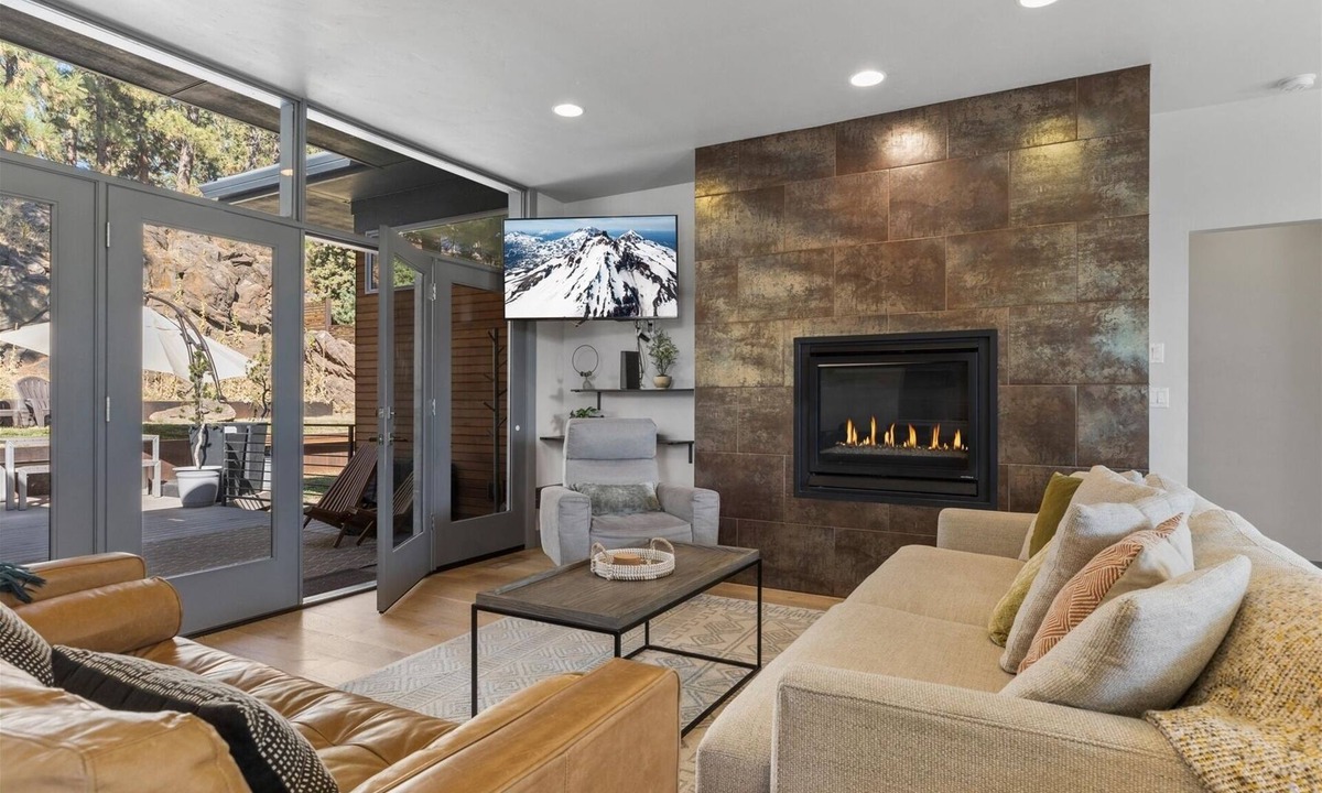 Westbrook Meadows House | New! Modern Bend Retreat | Views | Hot Tub | Fenced Yard