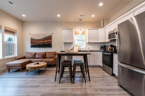 Post Falls House | New modern home - movie and game room - Family Friendly