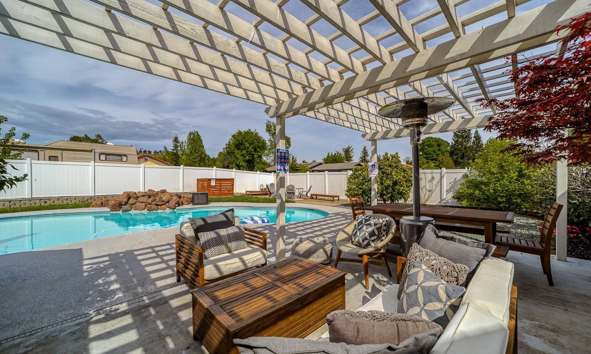 Lake Redding House | *NEW* 🌄Riverside Retreat🌅 with Pool & Hot Tub