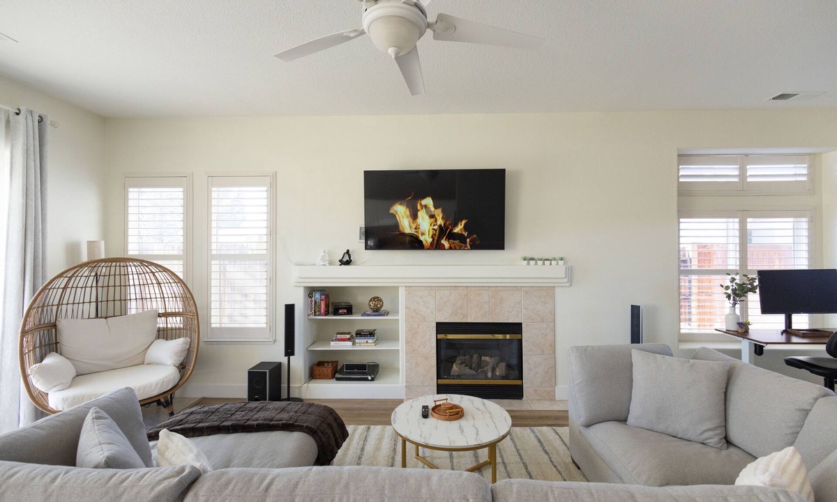 Reno House | NEW Roomy Upscale, Mt. Rose Ski/Tahoe 25-Min, XL Sofa and 2 Work Desks
