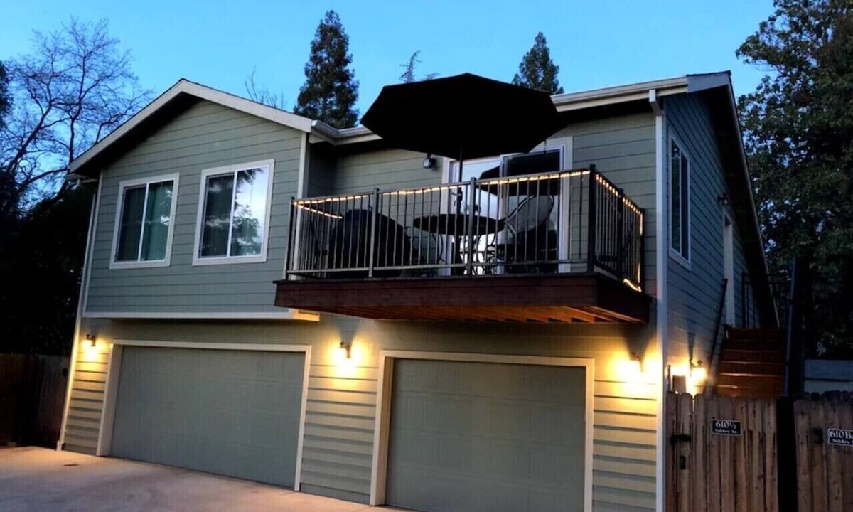 Folsom House | New Sunset Loft Guest House-Old Folsom-Kind Bed