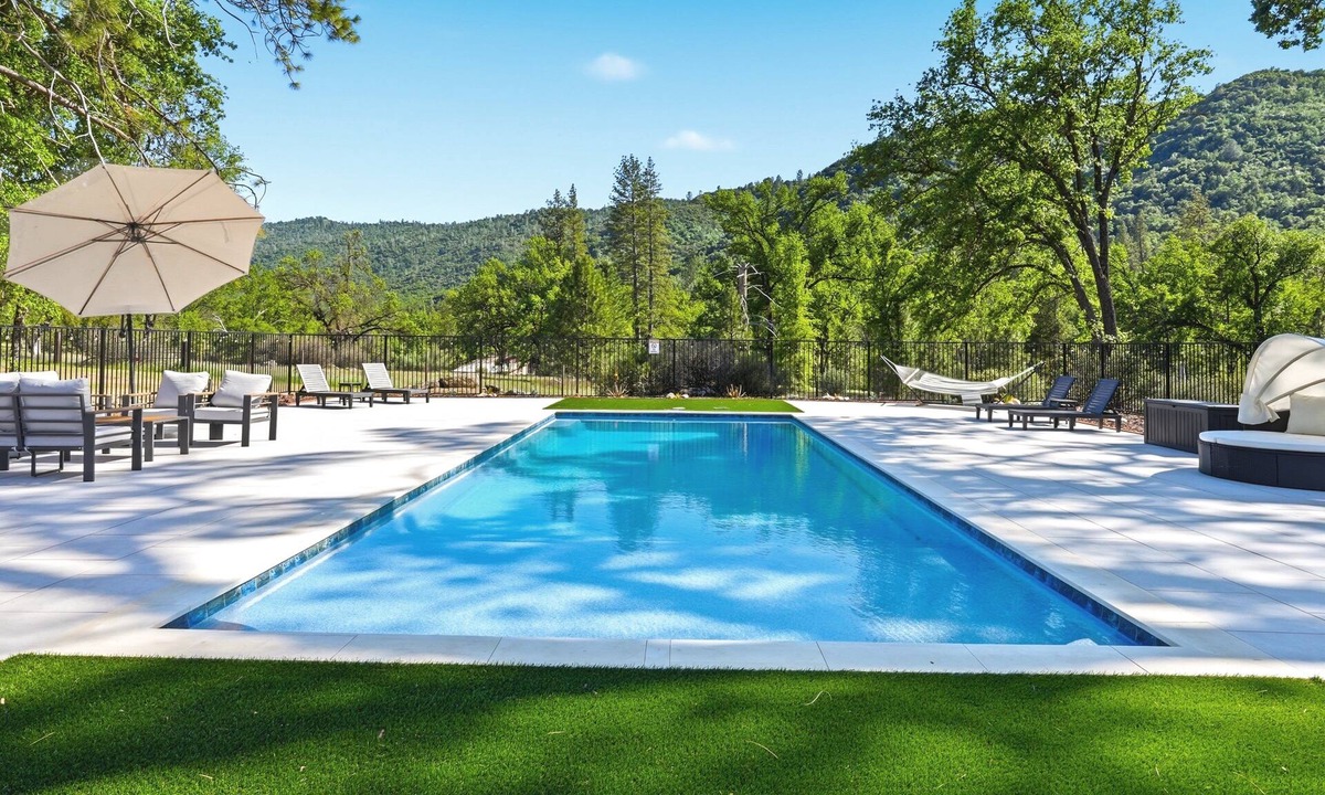 Oakhurst House | New! YMR w/pool/spa/game room/EV/volleyball!