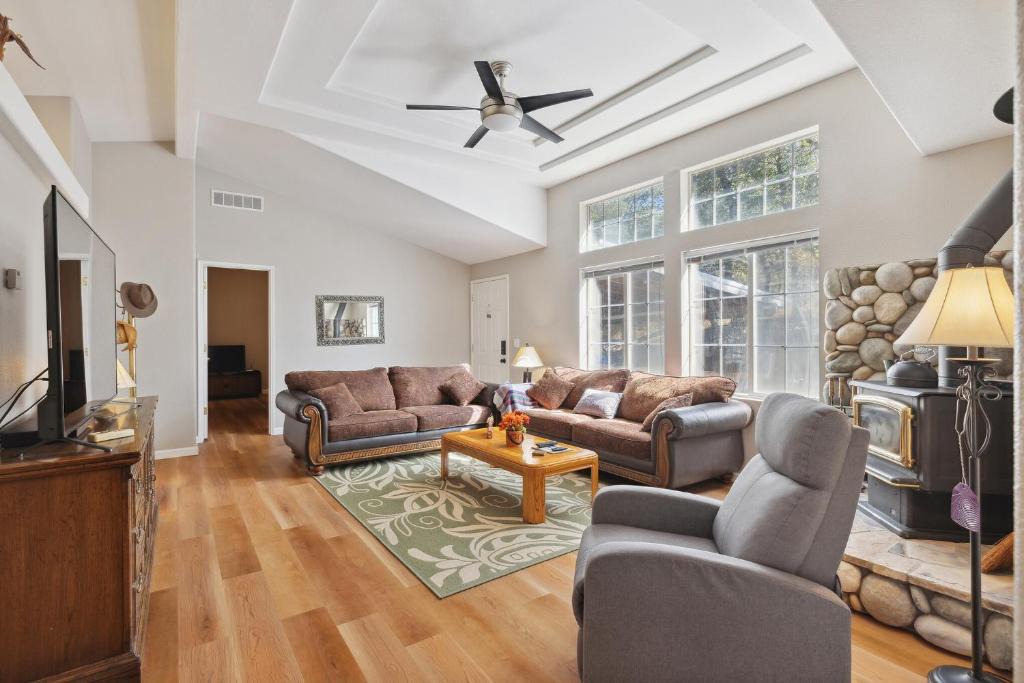 Murphys Villa | Newly Renovated Retreat on 6 Acres, Discover Murphys Lodge with Scenic Views!