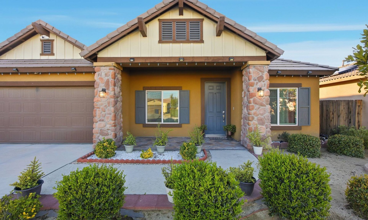 Greenacres House | Nice 1-bedroom in 4 bedroom- house with AC in welcoming Bakersfield