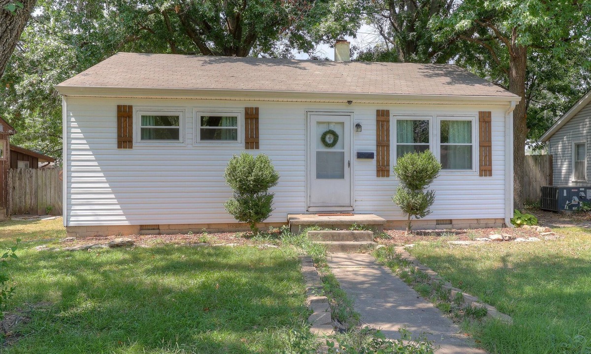 Joplin House | Nice 2bed for mid term. Close to Joplin hospitals. Utilities and wifi included.