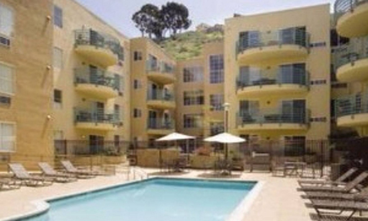 Mission Valley Resort | Nightlife, fine dining, corner cafés & designer boutiques!
