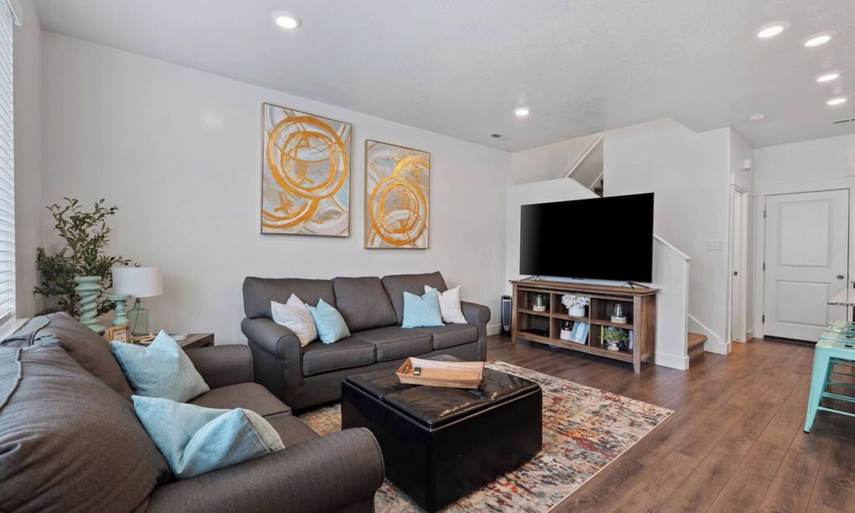 North Ogden House | North Ogden Townhome Near Ski Resorts & Dog Friendly!