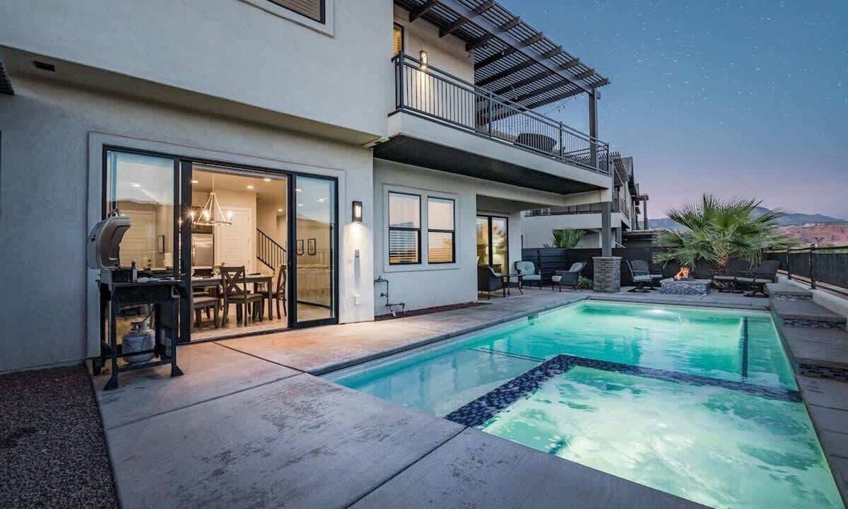 Santa Clara House | O-61| Resort Home, sleeps 30! Pvt Pool * Hot Tub