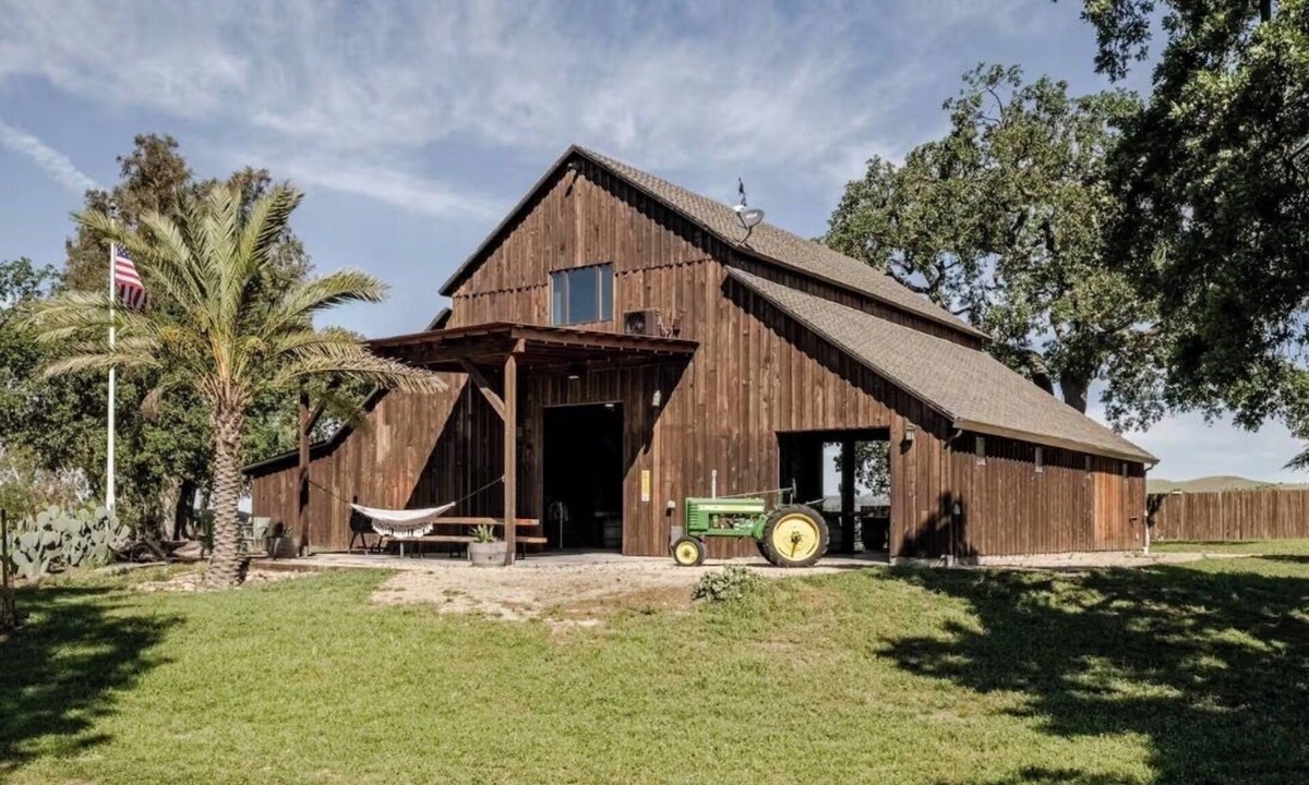 Hollister House | Oaks Loft and Gathering Barn