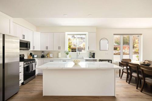Ocean Beach House | Ocean Beach Getaway with Peek Views