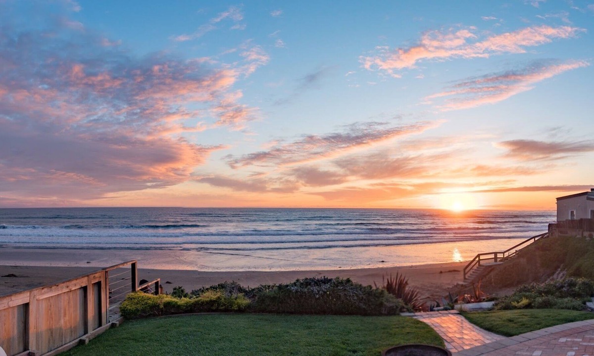 Cayucos House | Ocean Front Cottage! Beauty on the outside, Charm on the inside!