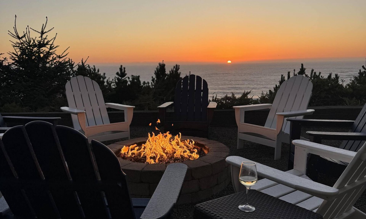 Lincoln City House | Ocean Front Luxury by Sea Breeze Paradise