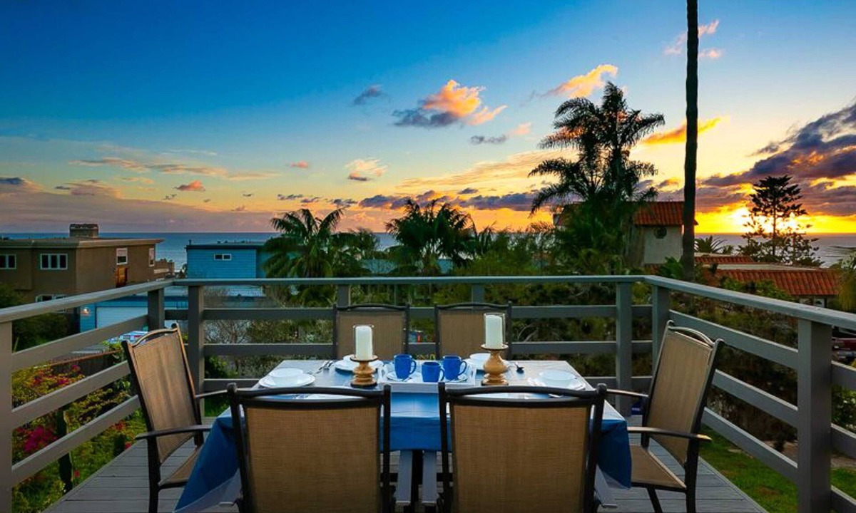 Cardiff-by-the-Sea House | Ocean View Deck! | Walk to the Beach | King Suite